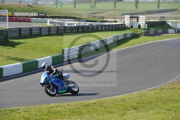 Mallory park Leicestershire;Mallory park photographs;Motorcycle action photographs;event digital images;eventdigitalimages;mallory park;no limits trackday;peter wileman photography;trackday;trackday digital images;trackday photos