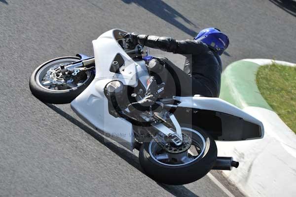 Mallory park Leicestershire;Mallory park photographs;Motorcycle action photographs;event digital images;eventdigitalimages;mallory park;no limits trackday;peter wileman photography;trackday;trackday digital images;trackday photos