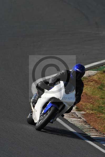 Mallory park Leicestershire;Mallory park photographs;Motorcycle action photographs;event digital images;eventdigitalimages;mallory park;no limits trackday;peter wileman photography;trackday;trackday digital images;trackday photos