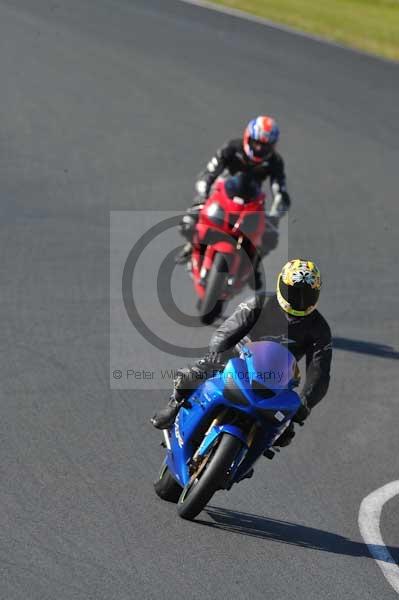 Mallory park Leicestershire;Mallory park photographs;Motorcycle action photographs;event digital images;eventdigitalimages;mallory park;no limits trackday;peter wileman photography;trackday;trackday digital images;trackday photos