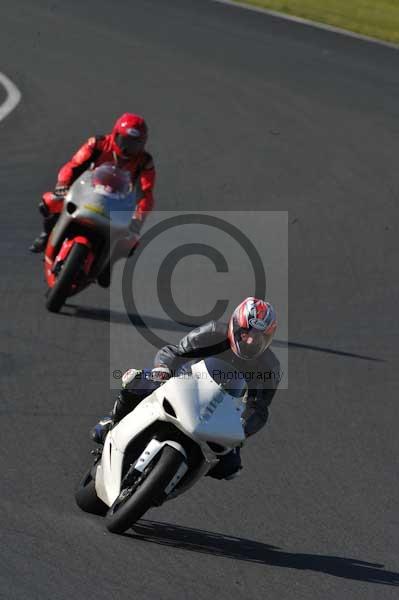 Mallory park Leicestershire;Mallory park photographs;Motorcycle action photographs;event digital images;eventdigitalimages;mallory park;no limits trackday;peter wileman photography;trackday;trackday digital images;trackday photos