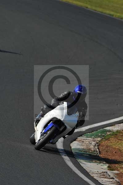 Mallory park Leicestershire;Mallory park photographs;Motorcycle action photographs;event digital images;eventdigitalimages;mallory park;no limits trackday;peter wileman photography;trackday;trackday digital images;trackday photos