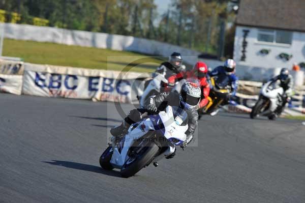 Mallory park Leicestershire;Mallory park photographs;Motorcycle action photographs;event digital images;eventdigitalimages;mallory park;no limits trackday;peter wileman photography;trackday;trackday digital images;trackday photos