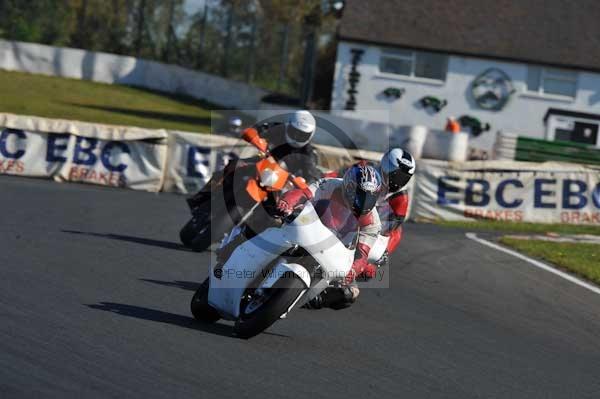 Mallory park Leicestershire;Mallory park photographs;Motorcycle action photographs;event digital images;eventdigitalimages;mallory park;no limits trackday;peter wileman photography;trackday;trackday digital images;trackday photos