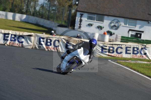 Mallory park Leicestershire;Mallory park photographs;Motorcycle action photographs;event digital images;eventdigitalimages;mallory park;no limits trackday;peter wileman photography;trackday;trackday digital images;trackday photos