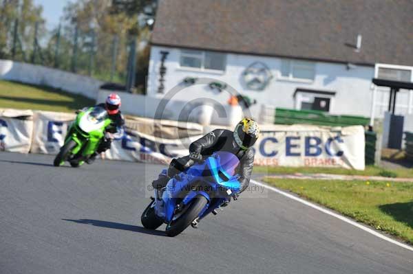 Mallory park Leicestershire;Mallory park photographs;Motorcycle action photographs;event digital images;eventdigitalimages;mallory park;no limits trackday;peter wileman photography;trackday;trackday digital images;trackday photos