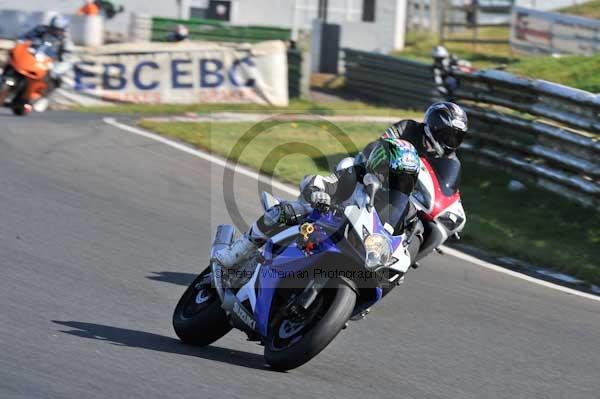 Mallory park Leicestershire;Mallory park photographs;Motorcycle action photographs;event digital images;eventdigitalimages;mallory park;no limits trackday;peter wileman photography;trackday;trackday digital images;trackday photos