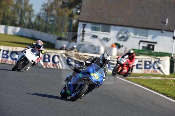 Mallory park Leicestershire;Mallory park photographs;Motorcycle action photographs;event digital images;eventdigitalimages;mallory park;no limits trackday;peter wileman photography;trackday;trackday digital images;trackday photos