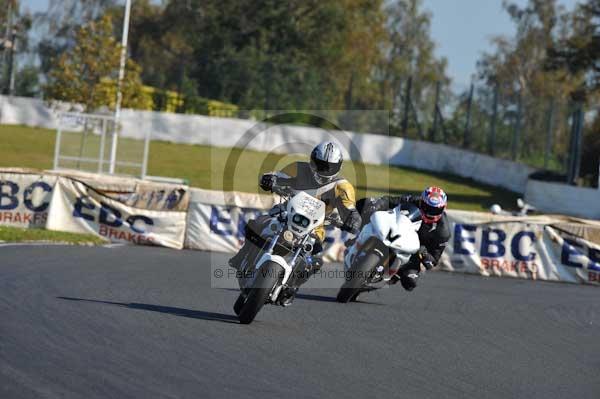 Mallory park Leicestershire;Mallory park photographs;Motorcycle action photographs;event digital images;eventdigitalimages;mallory park;no limits trackday;peter wileman photography;trackday;trackday digital images;trackday photos