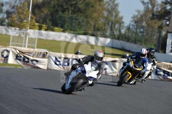 Mallory park Leicestershire;Mallory park photographs;Motorcycle action photographs;event digital images;eventdigitalimages;mallory park;no limits trackday;peter wileman photography;trackday;trackday digital images;trackday photos