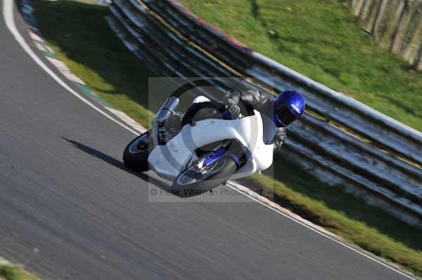 Mallory park Leicestershire;Mallory park photographs;Motorcycle action photographs;event digital images;eventdigitalimages;mallory park;no limits trackday;peter wileman photography;trackday;trackday digital images;trackday photos