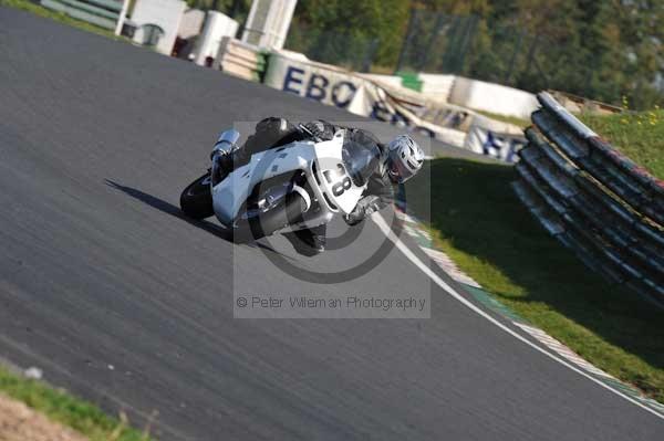Mallory park Leicestershire;Mallory park photographs;Motorcycle action photographs;event digital images;eventdigitalimages;mallory park;no limits trackday;peter wileman photography;trackday;trackday digital images;trackday photos