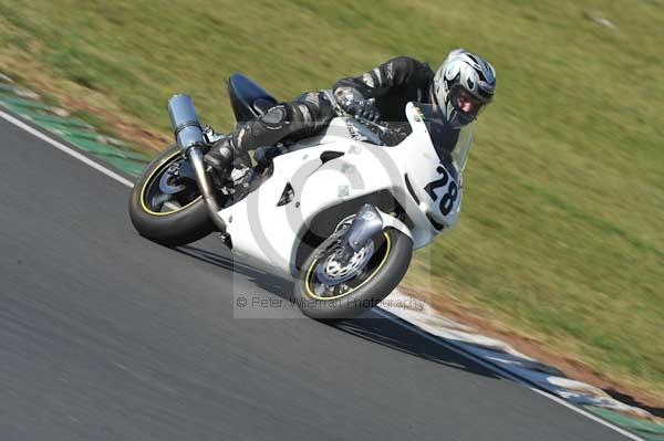 Mallory park Leicestershire;Mallory park photographs;Motorcycle action photographs;event digital images;eventdigitalimages;mallory park;no limits trackday;peter wileman photography;trackday;trackday digital images;trackday photos