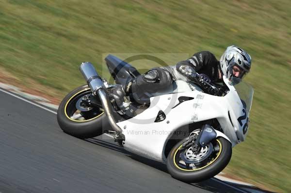 Mallory park Leicestershire;Mallory park photographs;Motorcycle action photographs;event digital images;eventdigitalimages;mallory park;no limits trackday;peter wileman photography;trackday;trackday digital images;trackday photos