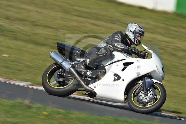 Mallory park Leicestershire;Mallory park photographs;Motorcycle action photographs;event digital images;eventdigitalimages;mallory park;no limits trackday;peter wileman photography;trackday;trackday digital images;trackday photos