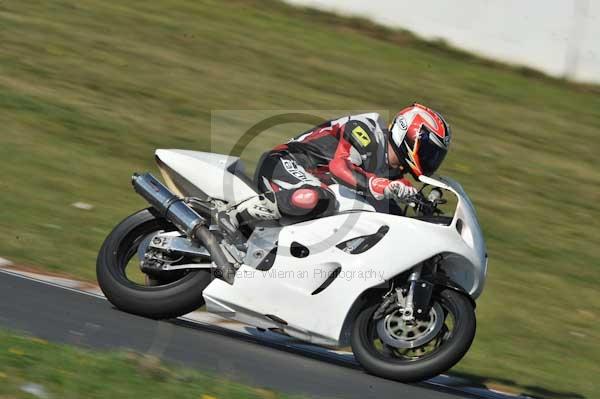 Mallory park Leicestershire;Mallory park photographs;Motorcycle action photographs;event digital images;eventdigitalimages;mallory park;no limits trackday;peter wileman photography;trackday;trackday digital images;trackday photos