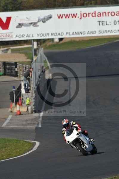 Mallory park Leicestershire;Mallory park photographs;Motorcycle action photographs;event digital images;eventdigitalimages;mallory park;no limits trackday;peter wileman photography;trackday;trackday digital images;trackday photos