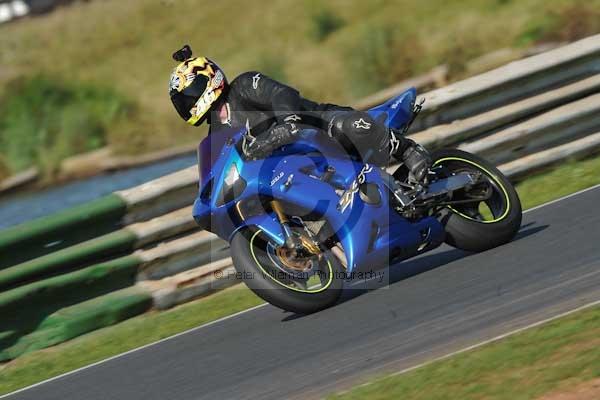 Mallory park Leicestershire;Mallory park photographs;Motorcycle action photographs;event digital images;eventdigitalimages;mallory park;no limits trackday;peter wileman photography;trackday;trackday digital images;trackday photos