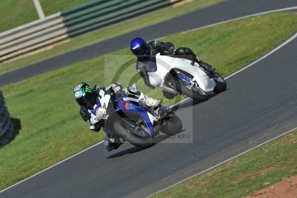 Mallory park Leicestershire;Mallory park photographs;Motorcycle action photographs;event digital images;eventdigitalimages;mallory park;no limits trackday;peter wileman photography;trackday;trackday digital images;trackday photos
