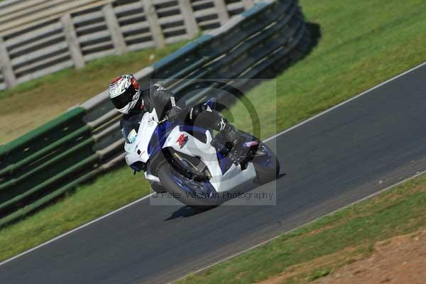Mallory park Leicestershire;Mallory park photographs;Motorcycle action photographs;event digital images;eventdigitalimages;mallory park;no limits trackday;peter wileman photography;trackday;trackday digital images;trackday photos