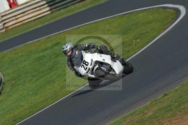 Mallory park Leicestershire;Mallory park photographs;Motorcycle action photographs;event digital images;eventdigitalimages;mallory park;no limits trackday;peter wileman photography;trackday;trackday digital images;trackday photos