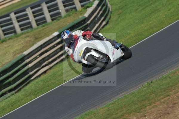 Mallory park Leicestershire;Mallory park photographs;Motorcycle action photographs;event digital images;eventdigitalimages;mallory park;no limits trackday;peter wileman photography;trackday;trackday digital images;trackday photos