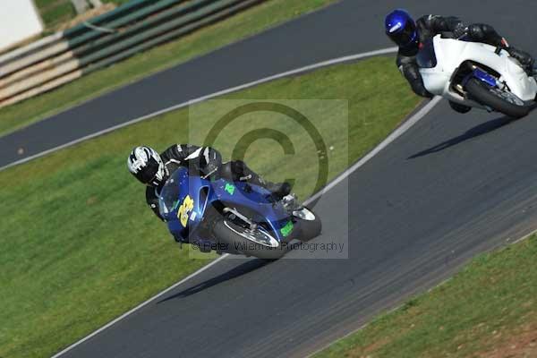 Mallory park Leicestershire;Mallory park photographs;Motorcycle action photographs;event digital images;eventdigitalimages;mallory park;no limits trackday;peter wileman photography;trackday;trackday digital images;trackday photos