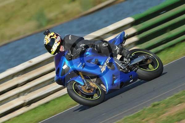 Mallory park Leicestershire;Mallory park photographs;Motorcycle action photographs;event digital images;eventdigitalimages;mallory park;no limits trackday;peter wileman photography;trackday;trackday digital images;trackday photos