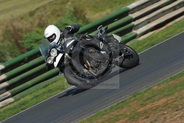 Mallory park Leicestershire;Mallory park photographs;Motorcycle action photographs;event digital images;eventdigitalimages;mallory park;no limits trackday;peter wileman photography;trackday;trackday digital images;trackday photos