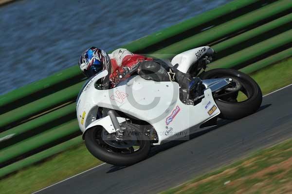 Mallory park Leicestershire;Mallory park photographs;Motorcycle action photographs;event digital images;eventdigitalimages;mallory park;no limits trackday;peter wileman photography;trackday;trackday digital images;trackday photos