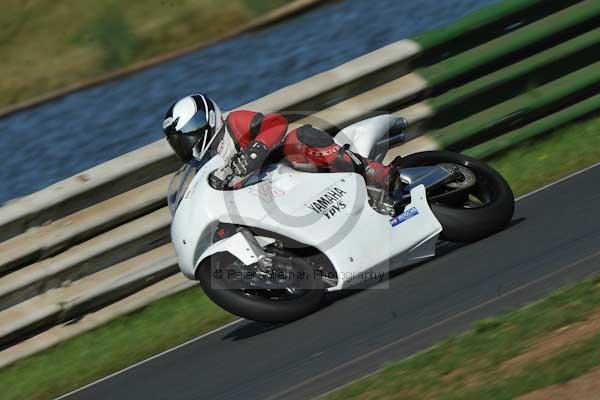 Mallory park Leicestershire;Mallory park photographs;Motorcycle action photographs;event digital images;eventdigitalimages;mallory park;no limits trackday;peter wileman photography;trackday;trackday digital images;trackday photos