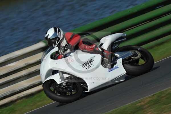 Mallory park Leicestershire;Mallory park photographs;Motorcycle action photographs;event digital images;eventdigitalimages;mallory park;no limits trackday;peter wileman photography;trackday;trackday digital images;trackday photos