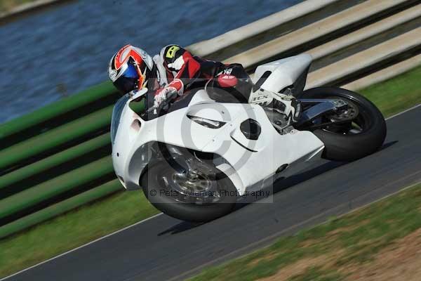 Mallory park Leicestershire;Mallory park photographs;Motorcycle action photographs;event digital images;eventdigitalimages;mallory park;no limits trackday;peter wileman photography;trackday;trackday digital images;trackday photos