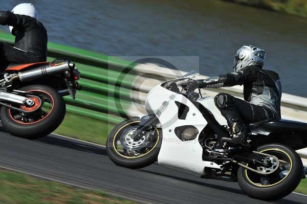 Mallory park Leicestershire;Mallory park photographs;Motorcycle action photographs;event digital images;eventdigitalimages;mallory park;no limits trackday;peter wileman photography;trackday;trackday digital images;trackday photos