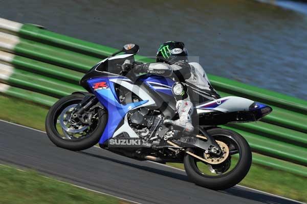 Mallory park Leicestershire;Mallory park photographs;Motorcycle action photographs;event digital images;eventdigitalimages;mallory park;no limits trackday;peter wileman photography;trackday;trackday digital images;trackday photos