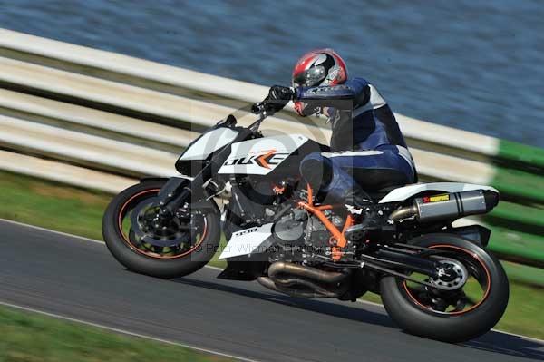 Mallory park Leicestershire;Mallory park photographs;Motorcycle action photographs;event digital images;eventdigitalimages;mallory park;no limits trackday;peter wileman photography;trackday;trackday digital images;trackday photos