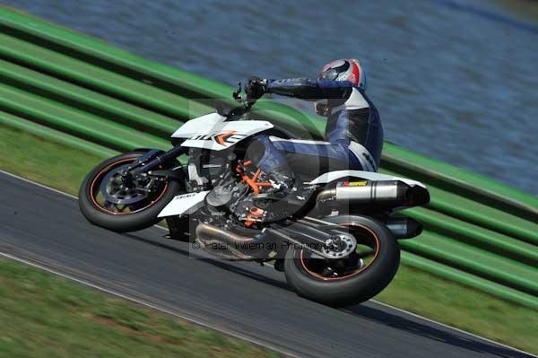 Mallory park Leicestershire;Mallory park photographs;Motorcycle action photographs;event digital images;eventdigitalimages;mallory park;no limits trackday;peter wileman photography;trackday;trackday digital images;trackday photos