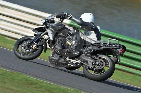 Mallory park Leicestershire;Mallory park photographs;Motorcycle action photographs;event digital images;eventdigitalimages;mallory park;no limits trackday;peter wileman photography;trackday;trackday digital images;trackday photos