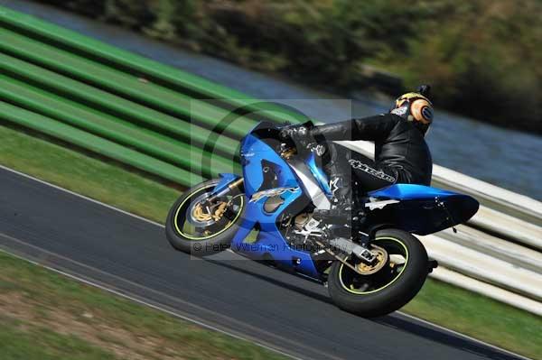 Mallory park Leicestershire;Mallory park photographs;Motorcycle action photographs;event digital images;eventdigitalimages;mallory park;no limits trackday;peter wileman photography;trackday;trackday digital images;trackday photos