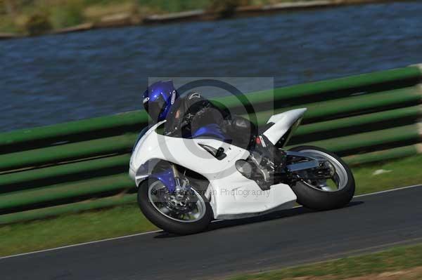 Mallory park Leicestershire;Mallory park photographs;Motorcycle action photographs;event digital images;eventdigitalimages;mallory park;no limits trackday;peter wileman photography;trackday;trackday digital images;trackday photos