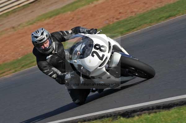 Mallory park Leicestershire;Mallory park photographs;Motorcycle action photographs;event digital images;eventdigitalimages;mallory park;no limits trackday;peter wileman photography;trackday;trackday digital images;trackday photos