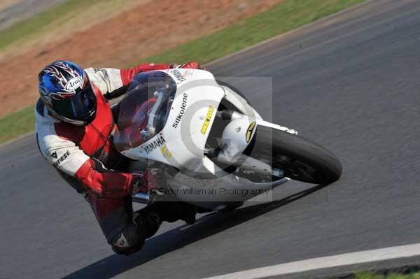 Mallory park Leicestershire;Mallory park photographs;Motorcycle action photographs;event digital images;eventdigitalimages;mallory park;no limits trackday;peter wileman photography;trackday;trackday digital images;trackday photos