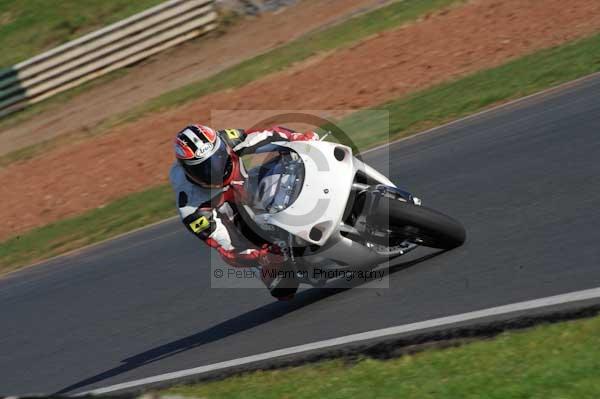 Mallory park Leicestershire;Mallory park photographs;Motorcycle action photographs;event digital images;eventdigitalimages;mallory park;no limits trackday;peter wileman photography;trackday;trackday digital images;trackday photos