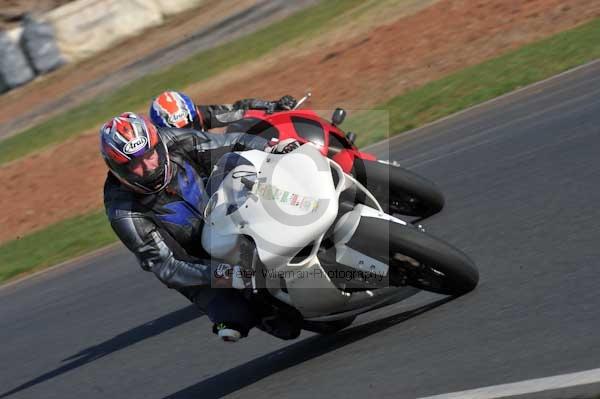 Mallory park Leicestershire;Mallory park photographs;Motorcycle action photographs;event digital images;eventdigitalimages;mallory park;no limits trackday;peter wileman photography;trackday;trackday digital images;trackday photos