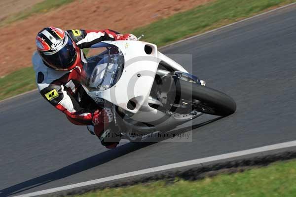 Mallory park Leicestershire;Mallory park photographs;Motorcycle action photographs;event digital images;eventdigitalimages;mallory park;no limits trackday;peter wileman photography;trackday;trackday digital images;trackday photos