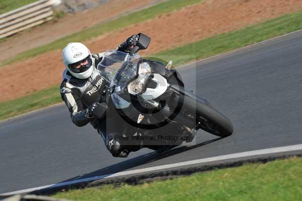 Mallory park Leicestershire;Mallory park photographs;Motorcycle action photographs;event digital images;eventdigitalimages;mallory park;no limits trackday;peter wileman photography;trackday;trackday digital images;trackday photos