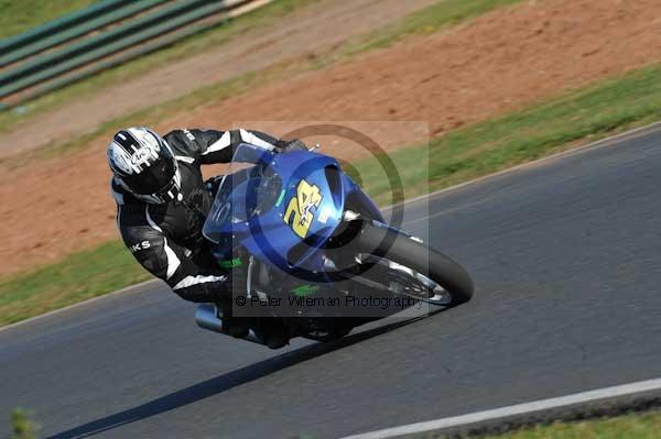 Mallory park Leicestershire;Mallory park photographs;Motorcycle action photographs;event digital images;eventdigitalimages;mallory park;no limits trackday;peter wileman photography;trackday;trackday digital images;trackday photos