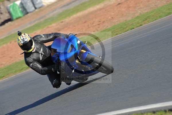 Mallory park Leicestershire;Mallory park photographs;Motorcycle action photographs;event digital images;eventdigitalimages;mallory park;no limits trackday;peter wileman photography;trackday;trackday digital images;trackday photos