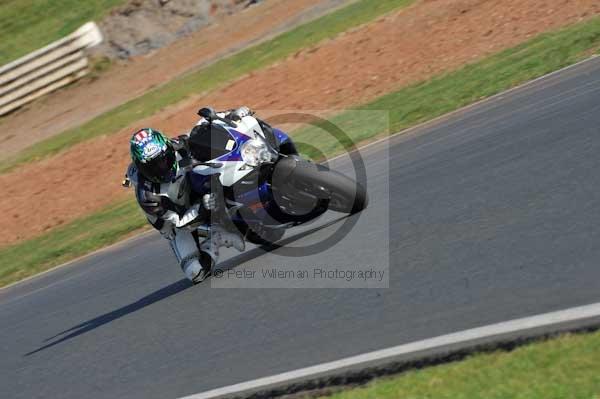 Mallory park Leicestershire;Mallory park photographs;Motorcycle action photographs;event digital images;eventdigitalimages;mallory park;no limits trackday;peter wileman photography;trackday;trackday digital images;trackday photos