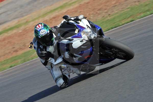 Mallory park Leicestershire;Mallory park photographs;Motorcycle action photographs;event digital images;eventdigitalimages;mallory park;no limits trackday;peter wileman photography;trackday;trackday digital images;trackday photos